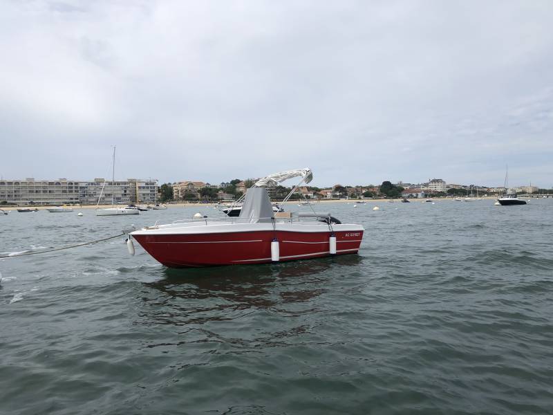 Louez au départ d'Arcachon ce magnifique ARC EYRE 6 et découvrez depuis le Bassin d'Arcachon les villes d'Andernos, d'Ares, du Cap Ferret ou bien La Hume.
