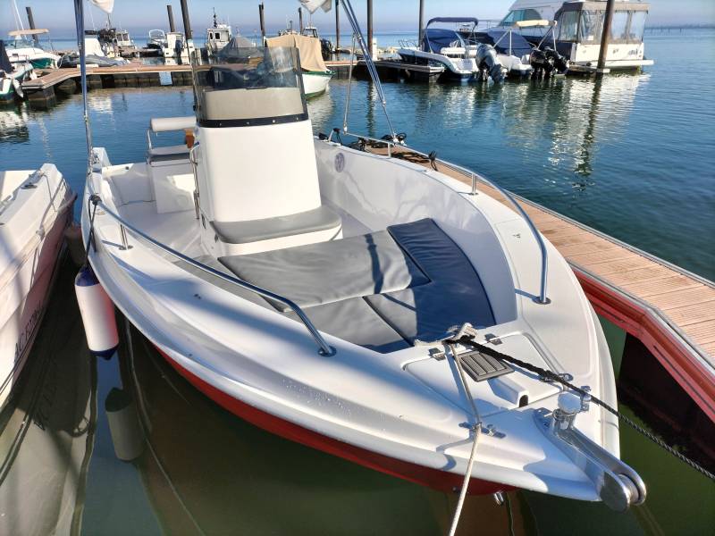 Louez au départ d'Arcachon ce magnifique ARC EYRE 6 et découvrez depuis le Bassin d'Arcachon les villes d'Andernos, d'Ares, du Cap Ferret ou bien La Hume.