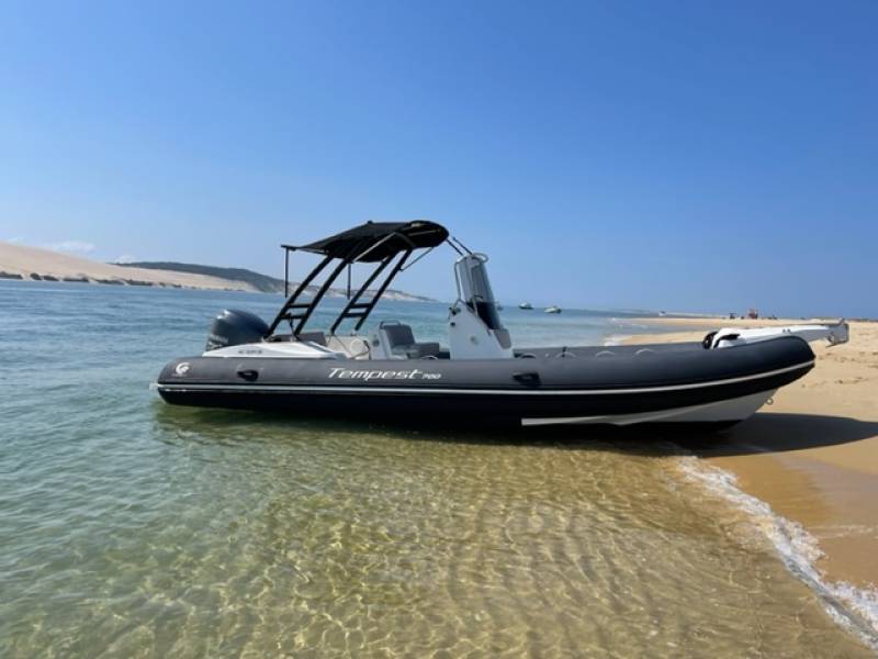 Location avec l'Atelier Nautique pour une sortie en mer de ce CAPELLI TEMPEST 700 Dernière Génération au départ du Port d'Arcachon.