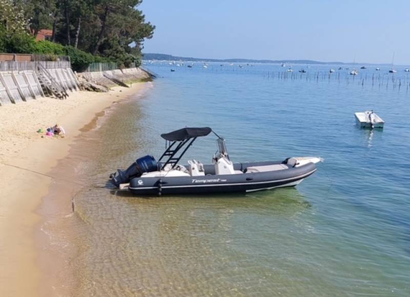 Location avec l'Atelier Nautique pour une sortie en mer de ce CAPELLI TEMPEST 700 Dernière Génération au départ du Port d'Arcachon.