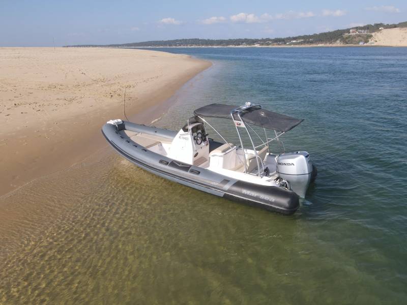 Louez ce semi-rigide MARSEA (CM) 120 au départ d'Arcachon, du Cap Ferret, Andernos. Moderne et confortable le MarSea est idéal  pour découvrir le Bassin d'Arcachon.