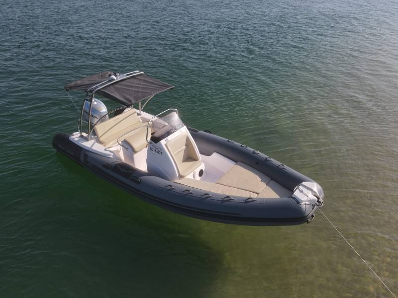 Louez ce semi-rigide MARSEA (CM) 120 au départ d'Arcachon, du Cap Ferret, Andernos. Moderne et confortable le MarSea est idéal  pour découvrir le Bassin d'Arcachon.